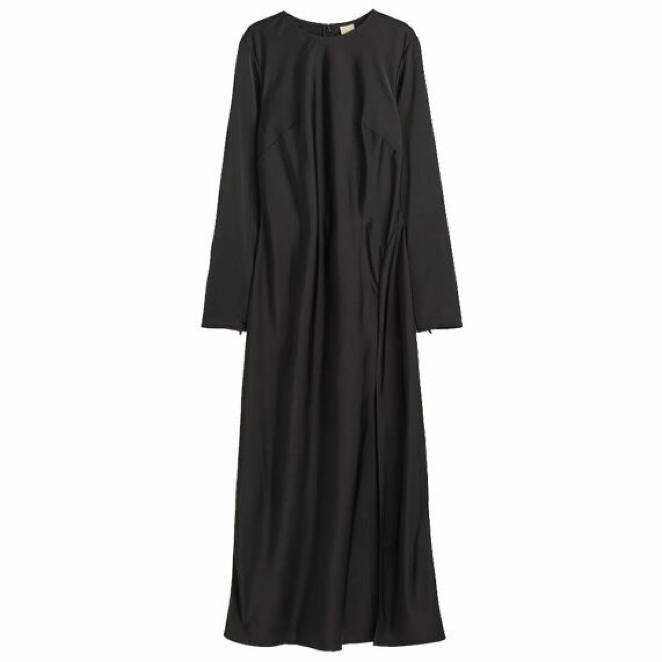 Outfit jul och nyår 2021: svart långärmad långklänning i satin med slits från H&amp;M