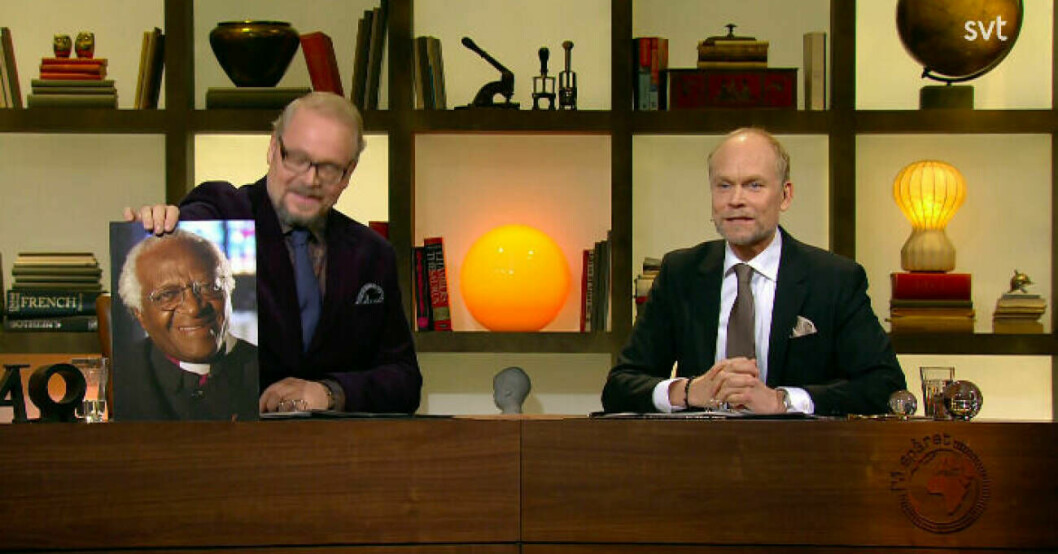 När avsnittet sändes hade ärkebiskopen Desmond Tutu gått bort. Fredrik Lindström och Kristian Luuk i På spåret