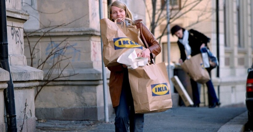 På väg hem från Ikea till lägenheten där hon nyss blivit sambo med kronprinsen.
