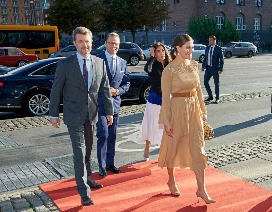 Mary och Daniel, tre steg bakom. Kronprinsessan Mary och prins Daniel går tre steg bakom.