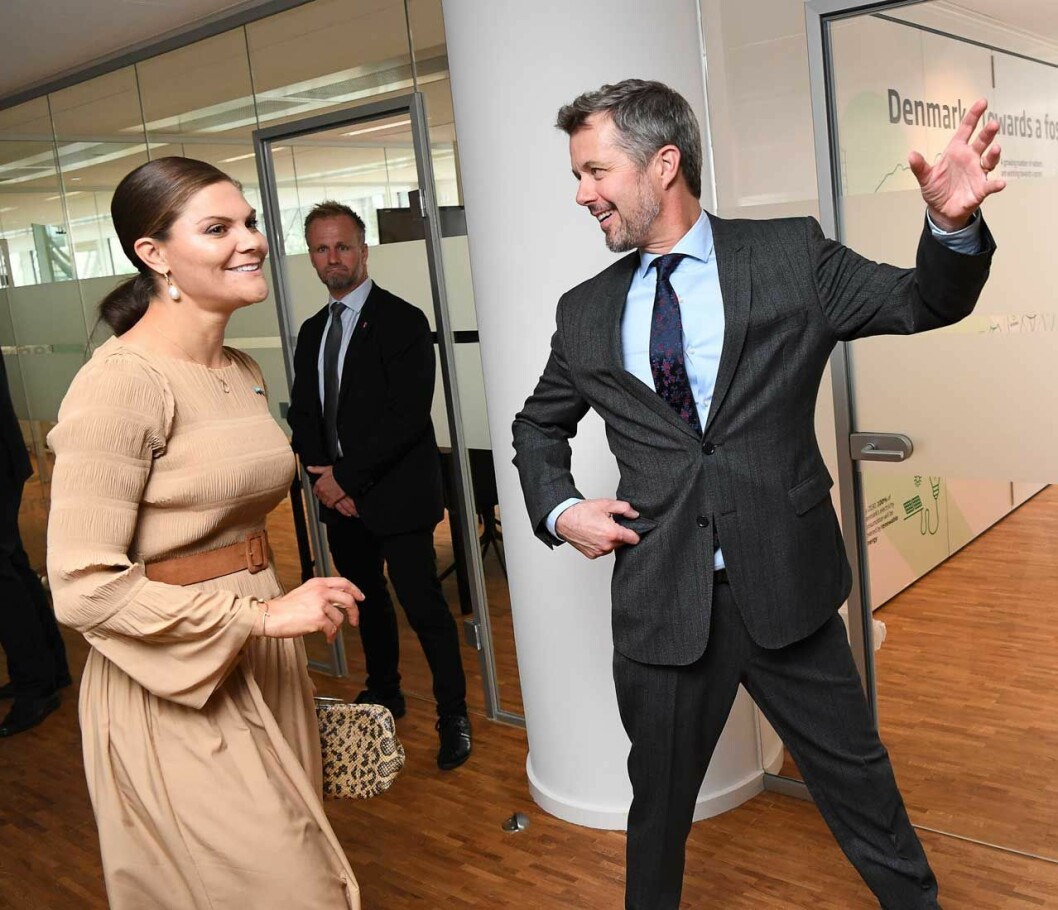 …medan kronprins Frederik och kronprinsessan Victoria kunde kosta på sig att spexa till det på sitt håll. Kronprins Frederik och kronprinsessan Victoria spexar till det under besöket i Köpenhamn.