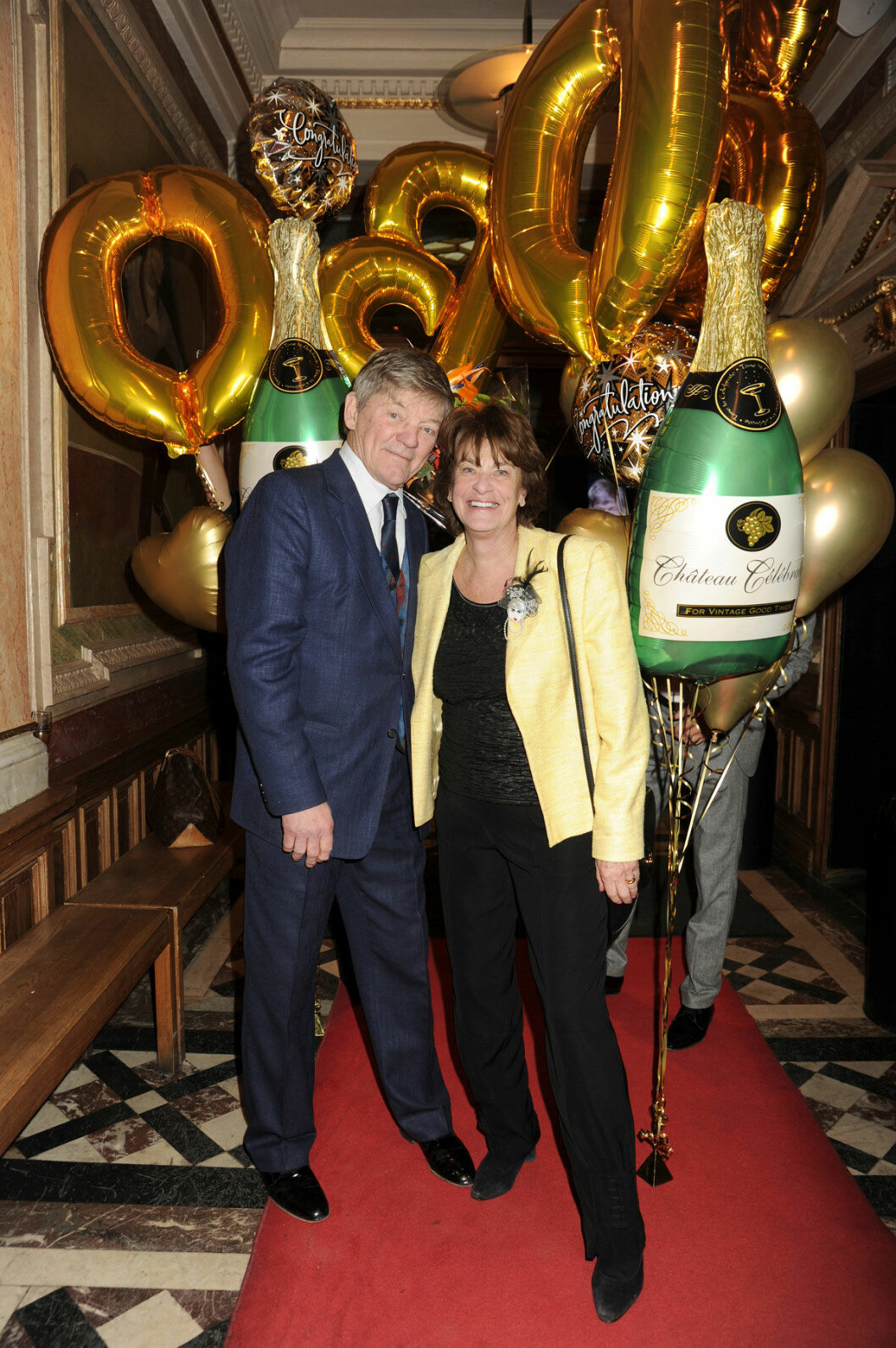Bosse och Gertie välkomnade på röda mattan under klasar av guldballonger.