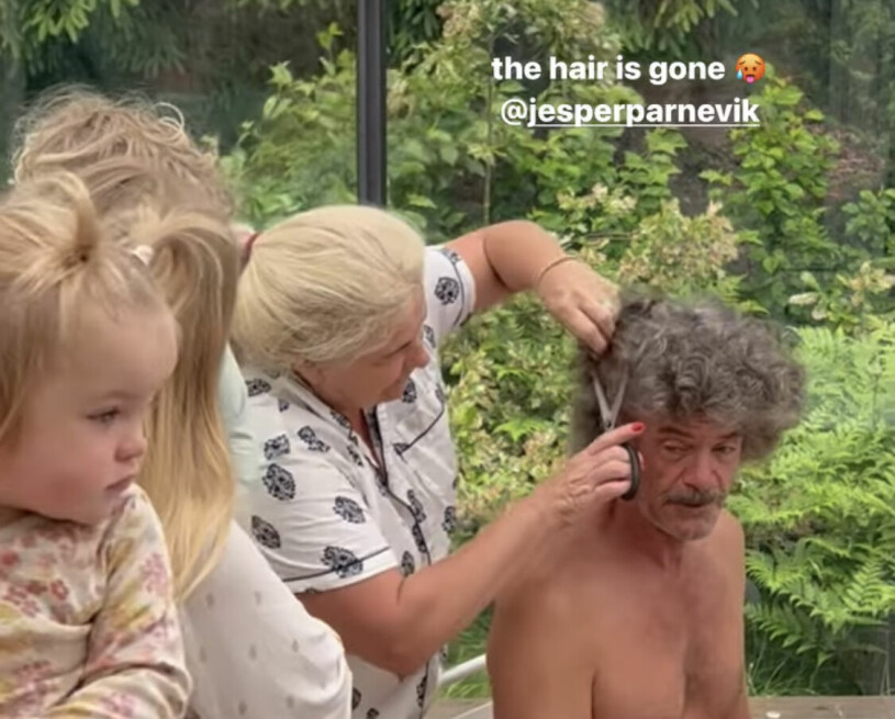 Jespers långa hår rök strax innan bröllopet! Skärmdump: Instagram / pegparnevik