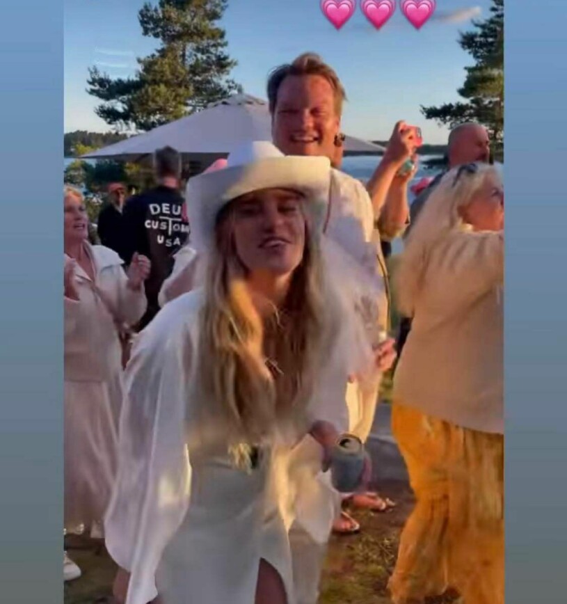 Ett lyckligt brudpar! Skärmdump: Instagram / Miaparnevik