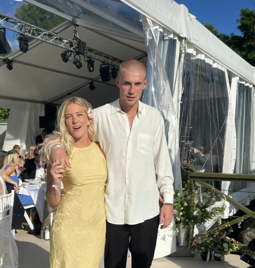 På sjötomten hade de byggt upp ett stort tält där festligheterna höll till efter den vackra ceremonin. Skärmdump: Instagram / philippaparnevik
