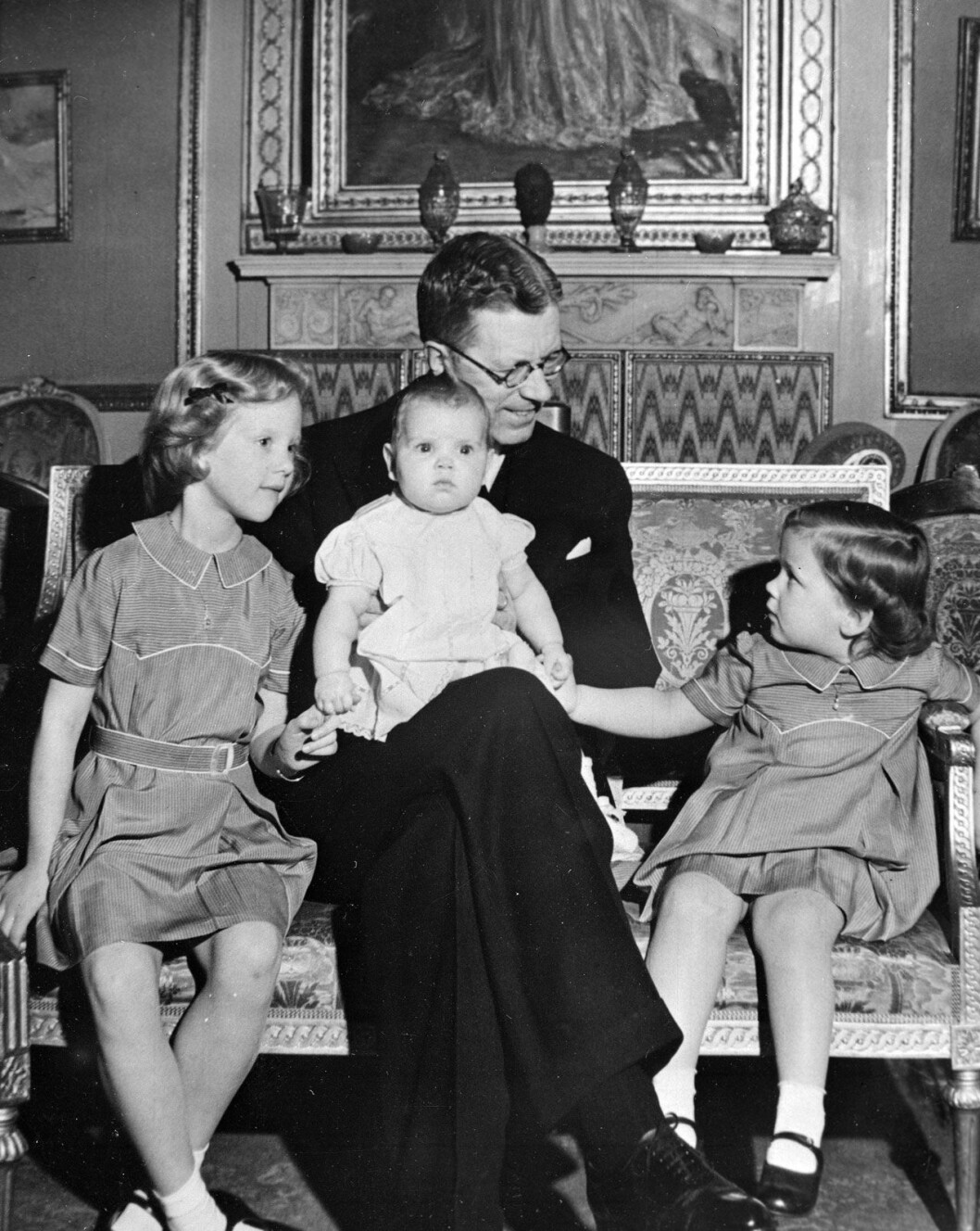 Hela soffan full av barnbarn. Gustaf VI Adolf med barnbarnen Margrethe, Benedikte och Anne-Marie.