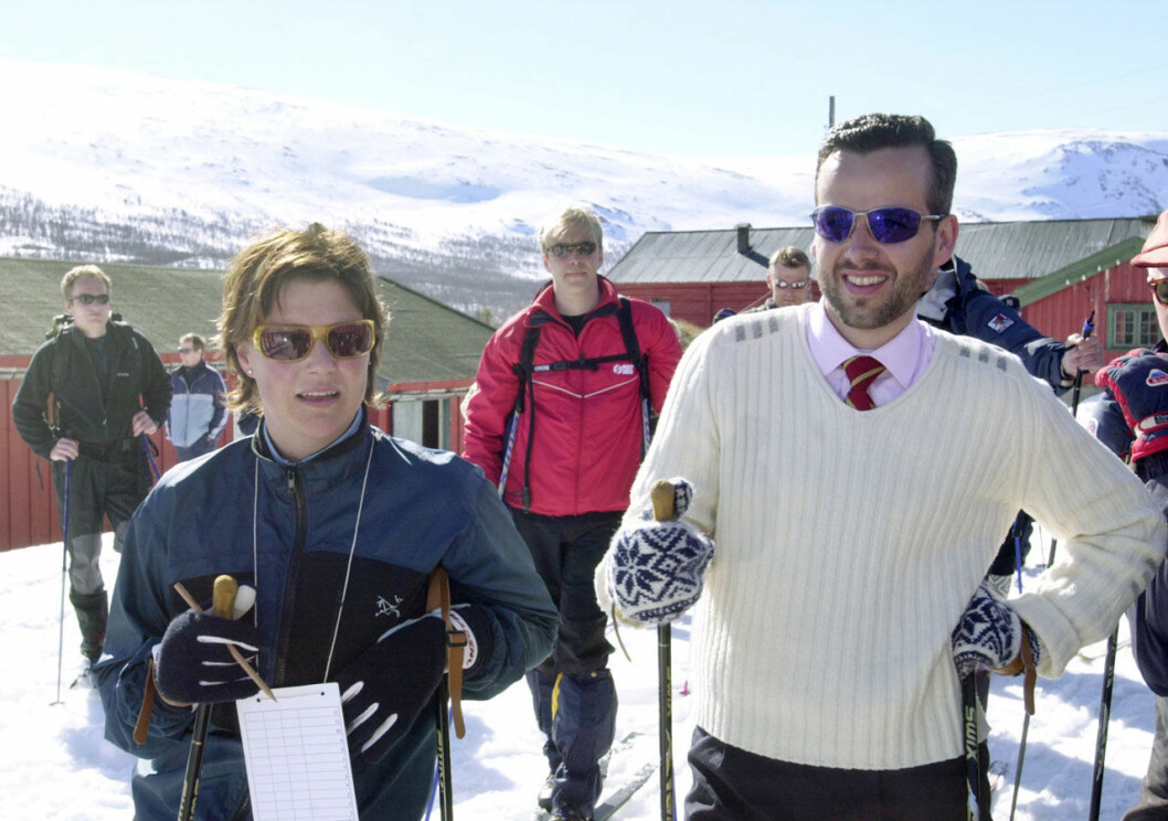 Solbrillor, röd slips och rosa skjorta. Ari och Märtha 2002. Ari Behn i skidbacken