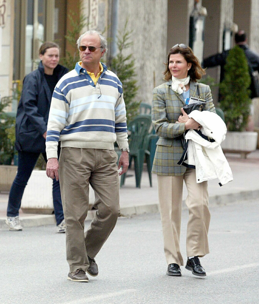 Kungen och drottningen kommer strosande i Saine-Maxime. Nästan som två vanliga turister. Kungaparet på påsksemester på Franska Rivieran.