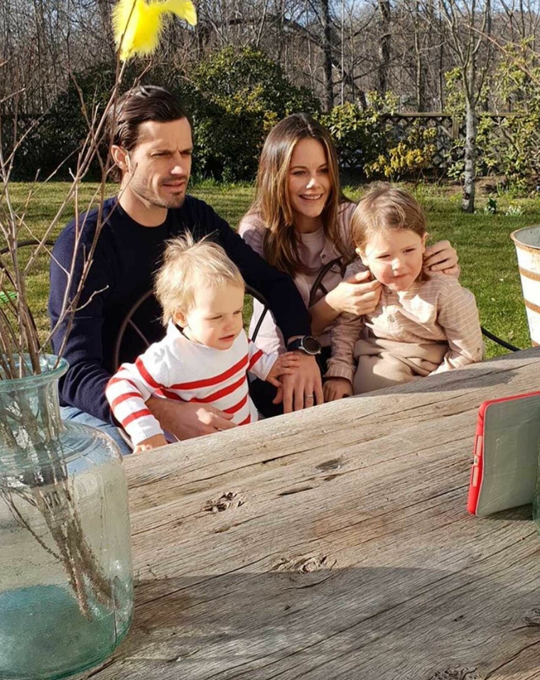 Prinsfamiljen i trädgården utanför Villa Solbacken. Carl Philip och Sofia