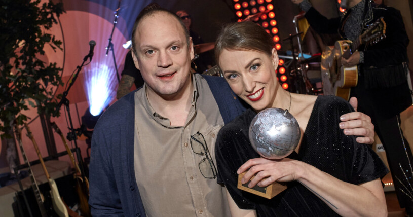 Vinnarna av På Spåret säsongen 2021-2022 Jonatan Unge och Cecilia Düringer. Vinnarna av På Spåret säsongen 2021-2022