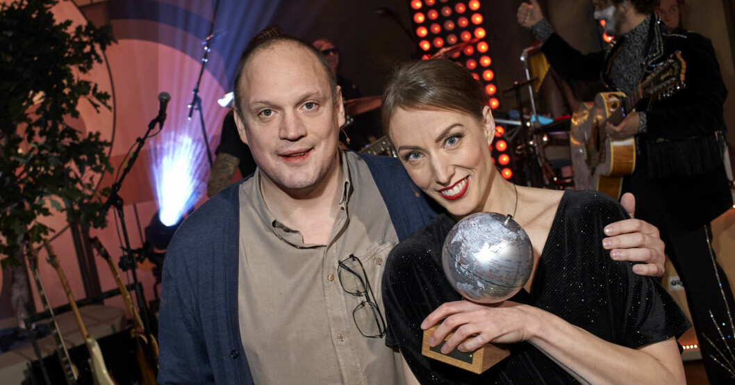 Nu är frågan om de får behålla statyetterna ett år till. Vinnarna av På spåret 2021/2022 Jonatan Unge och Cecilia Duringer