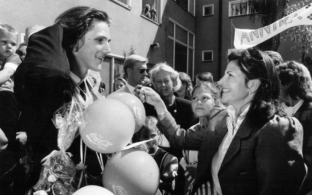 Patrick Sommerlath tog studenten år 1990. Och den första grattiskramen fick han förstås av faster Silvia! patrick sommerlath student drottning silvia