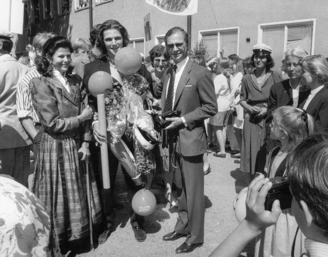 …och så här såg det ut när han tog studenten 1991: Hela kungafamiljen var på plats på skolgården på Bromma Gymnasium. Kungen och drottningen gratulerar Patrick Sommerlath till studenten på Bromma Gymnasium 1991.