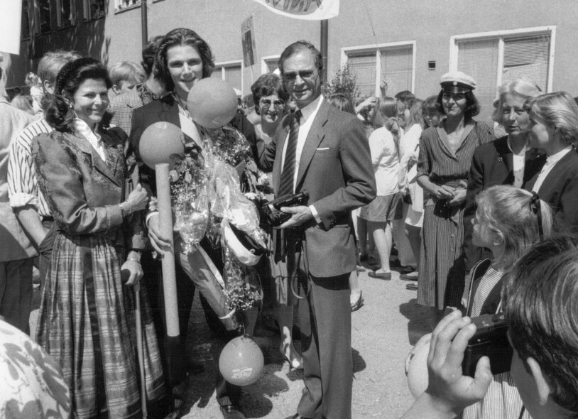 Carl Philip och Madeleine skymtar till höger. Patrick Sommerlath tar studenten 1990 kungafamiljen