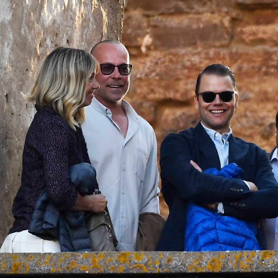 Prins Daniel på konsert i Borgholms slottsruin med sin bäste kompis och hans fru Camilla. I dag är Patric Vrbanc vd för prins Daniels gamla företag Master Training AB… Prins Daniel, Patrik Vrbanc och hans fru Camilla på konsert i Borgholms slottsruin 2017.