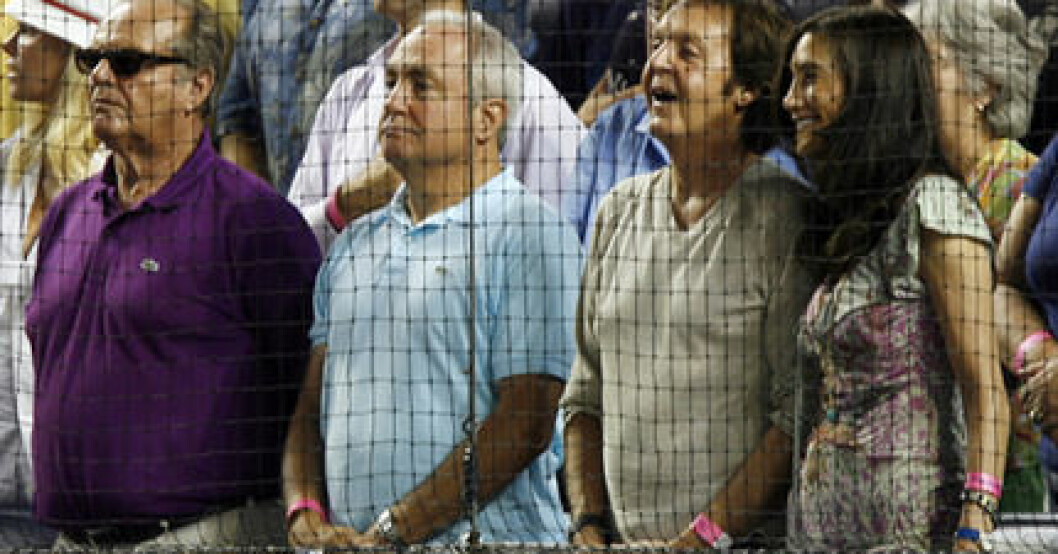 Paul McCartney och Nancy Shevell på match med Jack Nicholson. Paul McCartney och Nancy Shevell på match med Jack Nicholson.