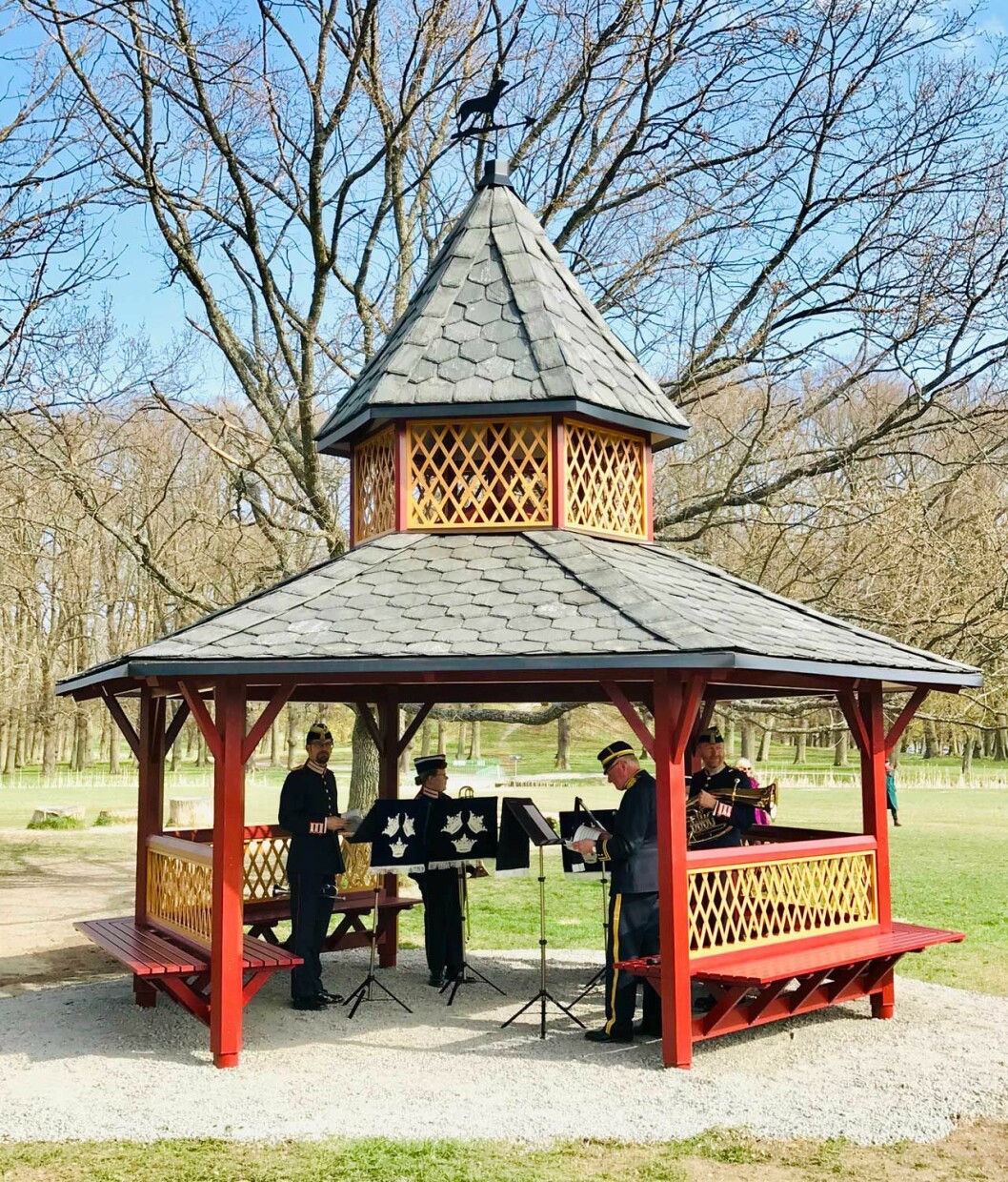Dagen till ära spelades det brunnsmusik i den nya paviljongen, som är ritad av slottsarkitekten Erland Montgomery. Den nya paviljongen på Ormholmen på Drottningholm, ritad av slottsarkitekten Erland Montgomery.