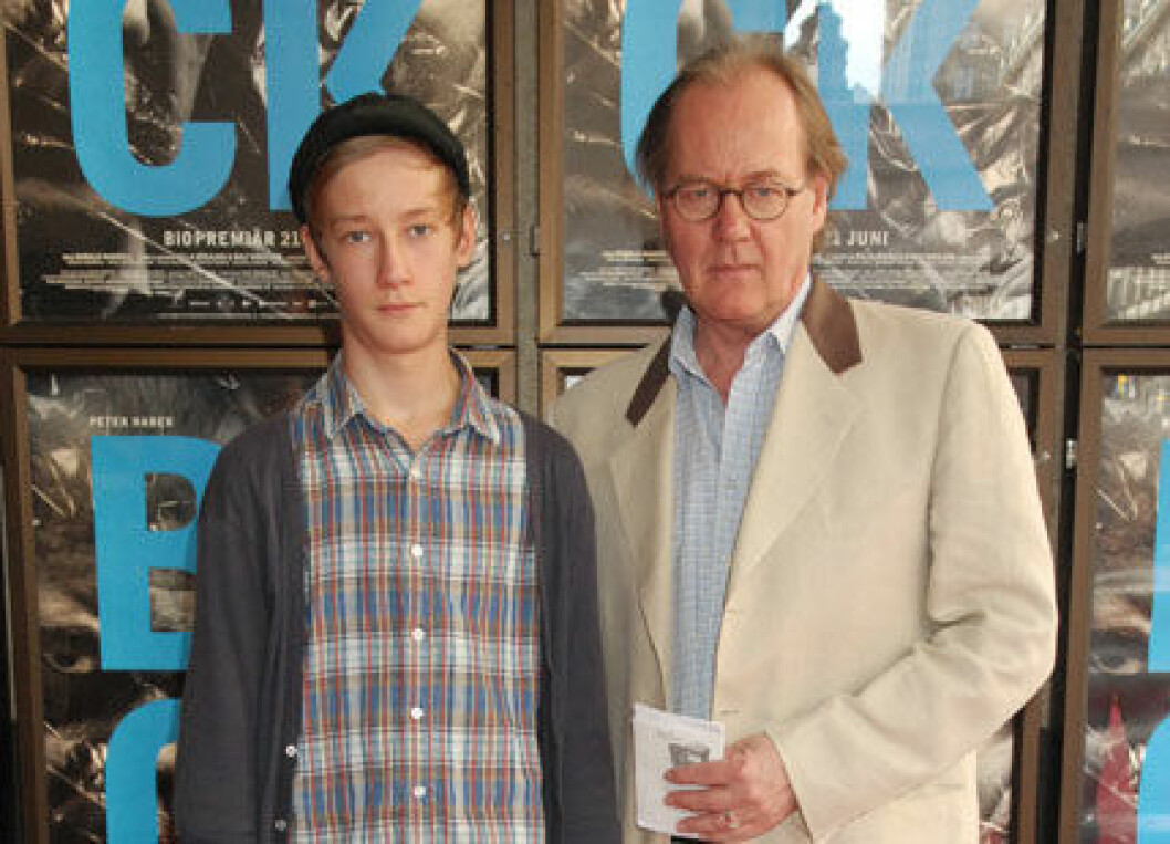 Huvudrollsinnehavaren Peder Haber med son. Huvudrollsinnehavaren Peder Haber med son.