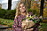 Pernilla Wahlgren med blommor i handen