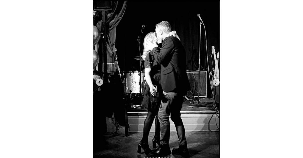 Pernilla Wahlgren kysser pojkvännen Christian Bauer på sin överraskningsfest