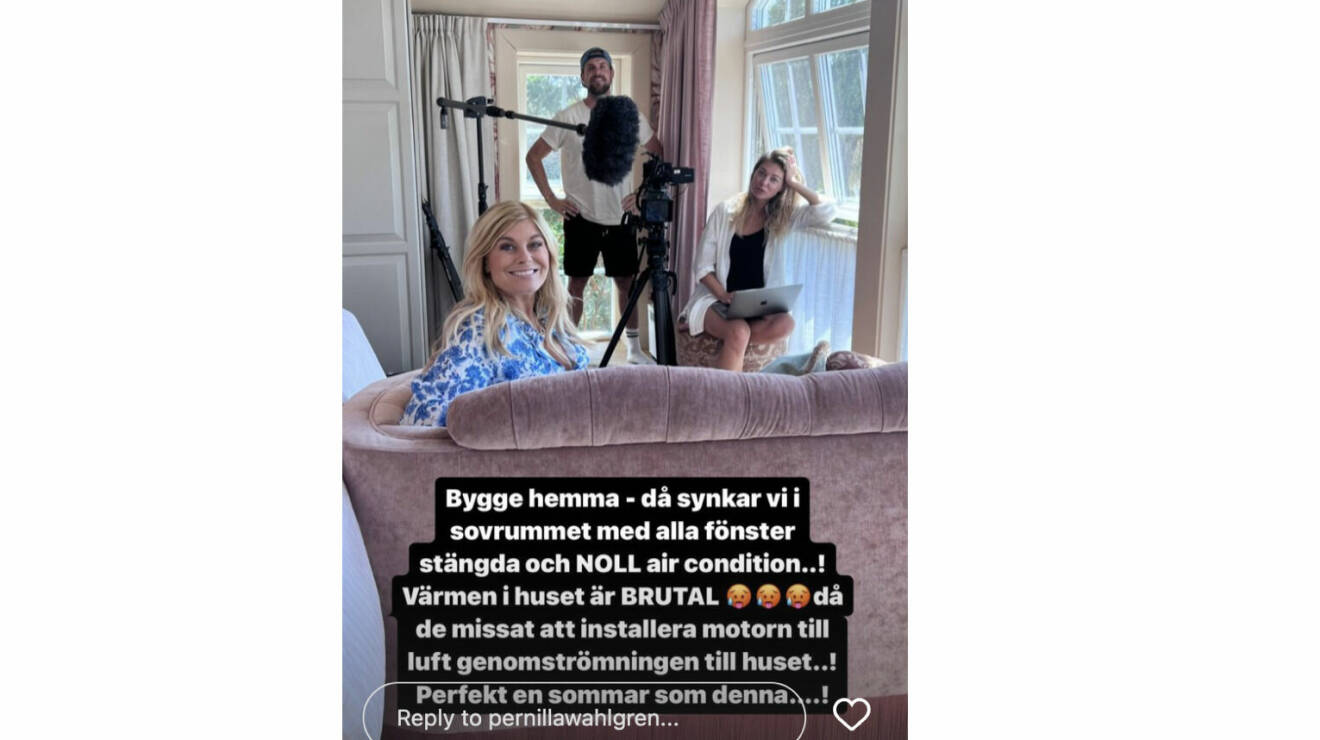 Pernilla Wahlgren sitter i en soffa i sitt sovrum och spelar in en synk