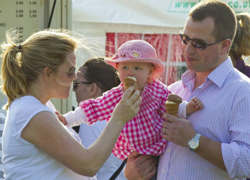 Prinsessan Annes barnbarn smakar på en kulglass