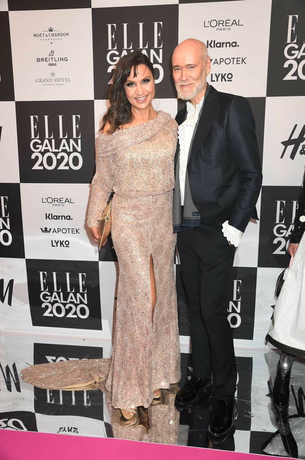 Petra Mede glittrade bredvid designern Lars Wallin, som givetvis var skaparen av Petras klänning. Petra Mede glittrade bredvid designern Lars Wallin, som givetvis var skaparen av Petras klänning.
