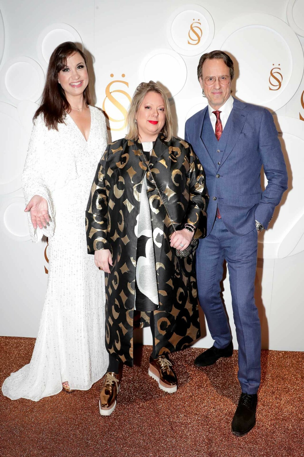 Så snygga! Ulf Elmqvist välkomnade gästerna i entrén, här med SpoilConcepts Maria “Pyret” Millqvist och Petra Mede som höll i kvällens invigningstal. Så snygga! Ulf Elmqvist välkomnade gästerna i entrén, här med SpoilConcepts Maria "Pyret" Millqvist och Petra Mede som höll i kvällens invigningstal.