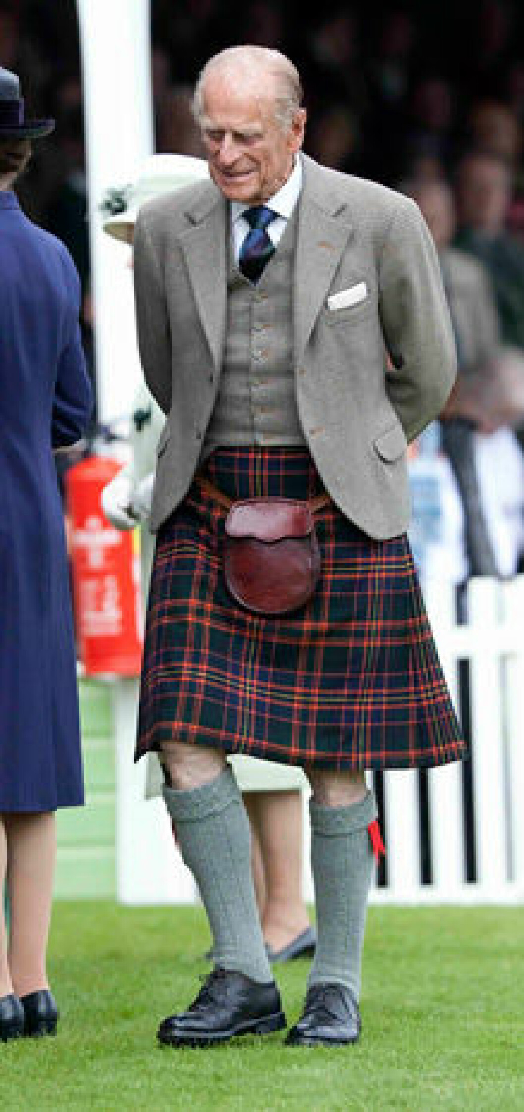 Prins Philip bar traditionsenligt kilt. Prins Philip bar traditionsenligt kilt.