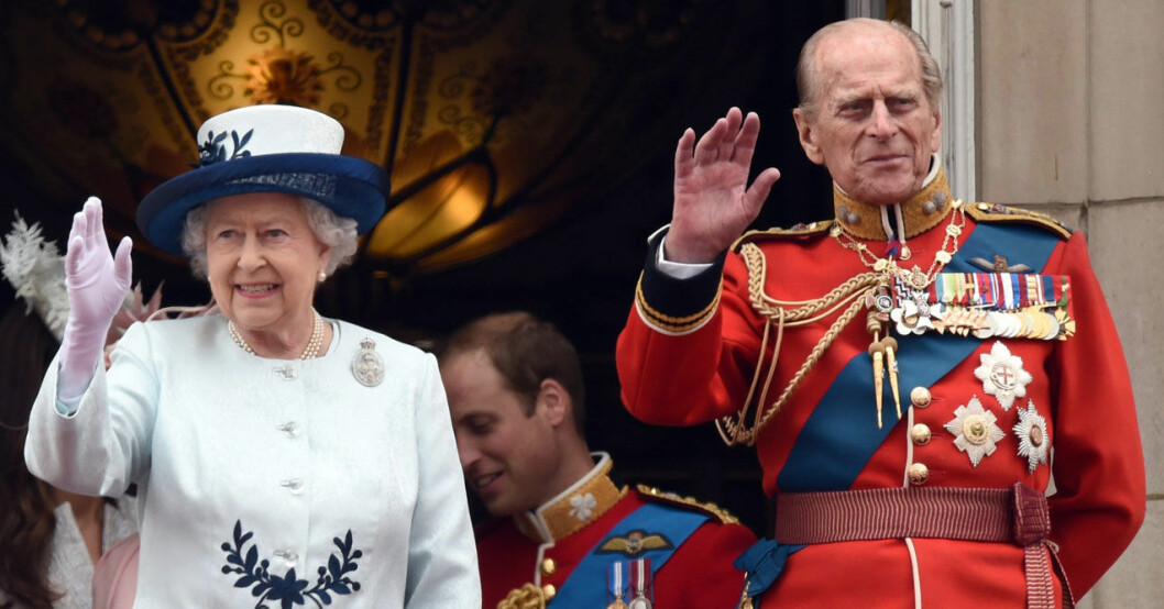 Prins Philip och Elizabeth vinkar