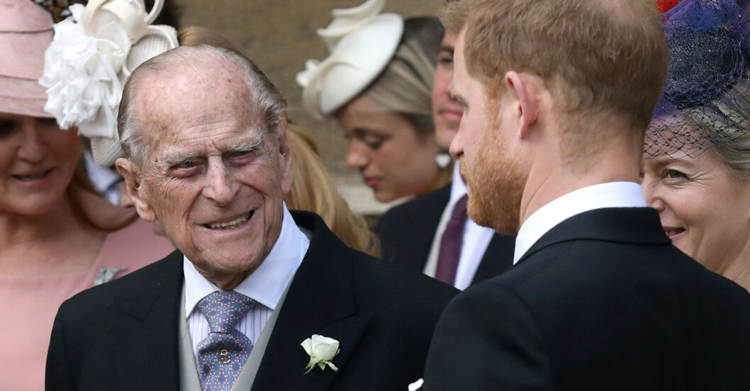 Prins Philip öga mot öga med prins Harry på Lady Gabriella Windsors bröllop förra året. Prins Philip öga mot öga med prins Harry.