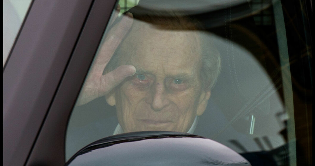Prins Philip vinkade på vägen från sjukhuset. Prins Philip vinkade på vägen från sjukhuset.