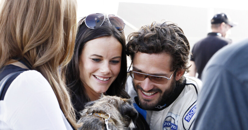 Här hälsar Siri på en glad husse Carl Philip när han tävlar i STCC på Solvalla. Matte prinsessan Sofia ser minst lika förtjust ut hon.
