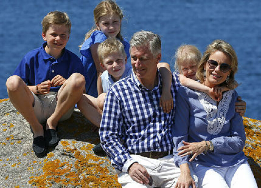 Kung Philippe och drottning Mathilde njuter av solen vid havet i Frankrike. De två döttrarna och prinsduon ser glada och lekfulla ut