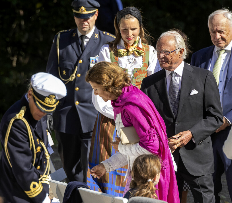 Kungen, drottningen och adjutanterna. Kungaparet på konfirmation i Medevi Brunn 2022