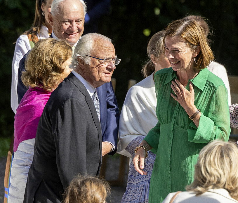 Doldisgrevinnan i grönt! Statsfru Anna Hamilton med kungaparet på konfirmation i Medevi Brunn