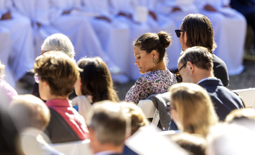 Victoria anlände till guddotterns konfirmation utan maken. Kronprinsessan Victoria