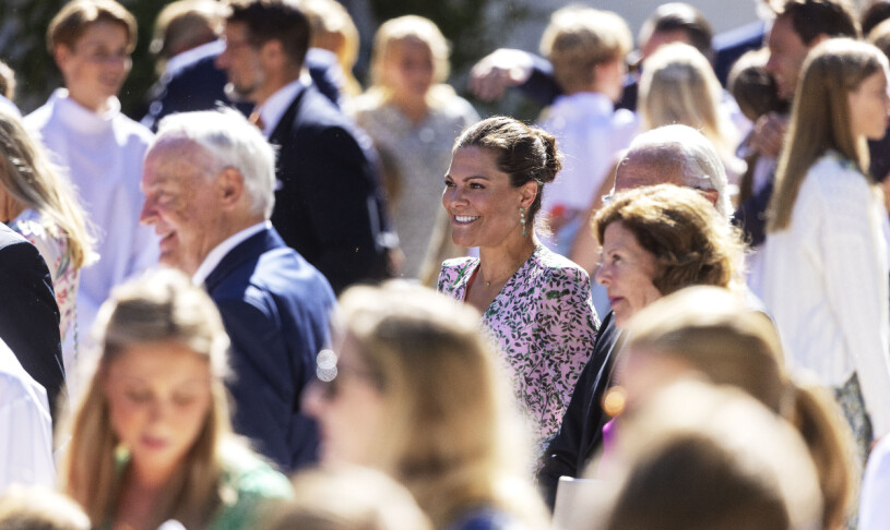Kungafamiljen anlände på Medevi Brunn på bästa humör. Kungafamiljen medevi brunn