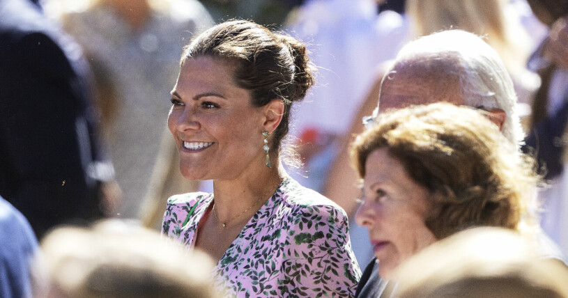 Victoria matchade sin klänning med vackra smycken. Kronprinsessan Victoria