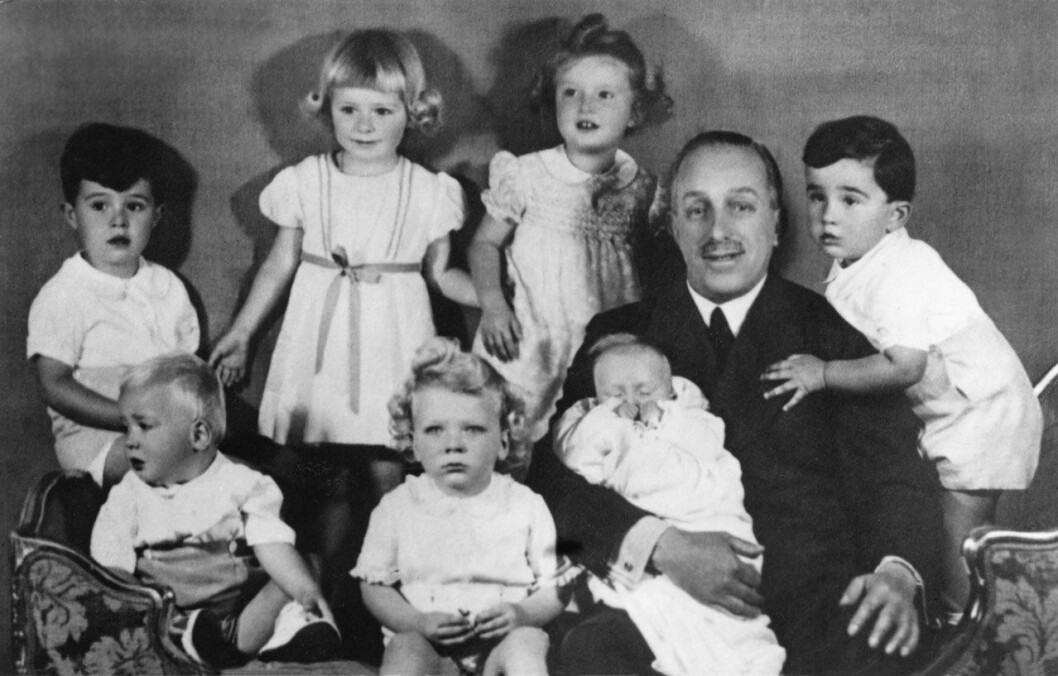 Lille Juan Carlos (längst ner till vänster) med sina syskon. Pilar är trea i översta raden. Kung Juan Carlos med sina syskon och kusiner.