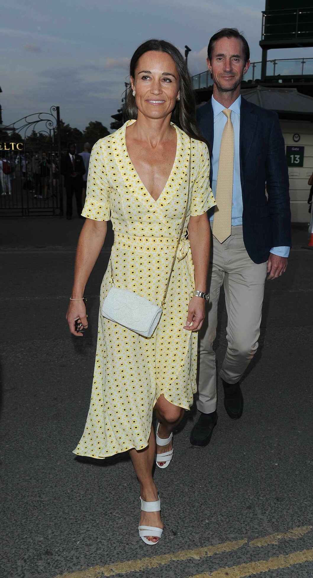Pippa Middleton iförd gul klänning från Ganni. Pippa Middleton 2019