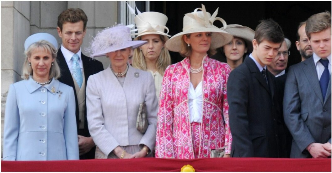 Prinsessan Alexandra är andra från vänster i främre raden. Prinsessan Alexandra träder fram.