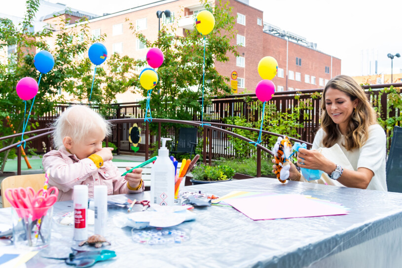 Madeleine pysslade loss tillsammans med barnen. Prinsessan Madeleine Min Stora Dag Astrid Lindgrens barnsjukhus