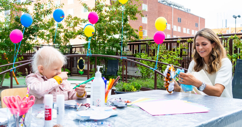 Foto: Prinsessan Madeleine pysslar på Astrid Lindgrens barnsjukhus