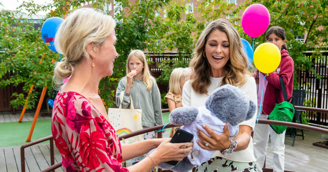 Prinsessan Madeleine blev tagen av gåvan. Foto: Pelle T Nilsson/Min Stora Dag Prinsessan Madeleine träffar Min stora dag, 2021