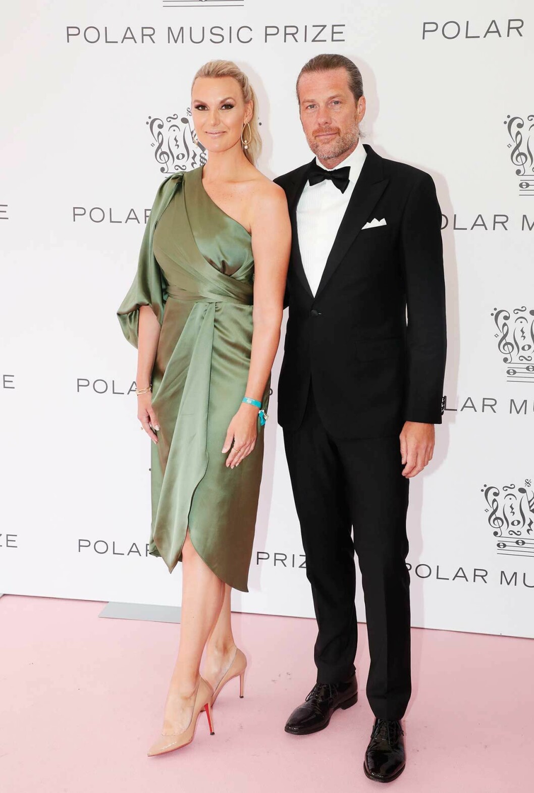 Programledaren och artisten Sanna Nielsen med kärleken Joakim Ramsell. Programledaren och artisten Sanna Nielsen med kärleken Joakim Ramsell.