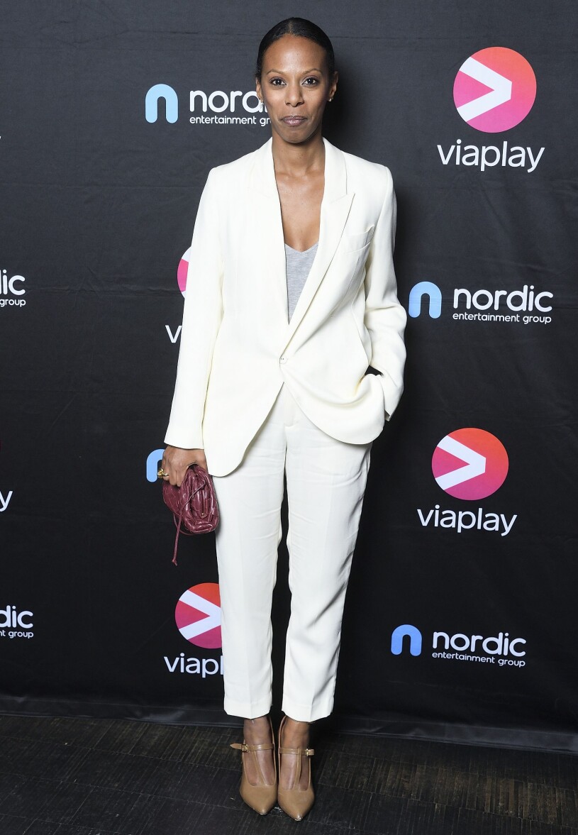 PR-proffset Lili Assefa minglade elegant i vit kostym.