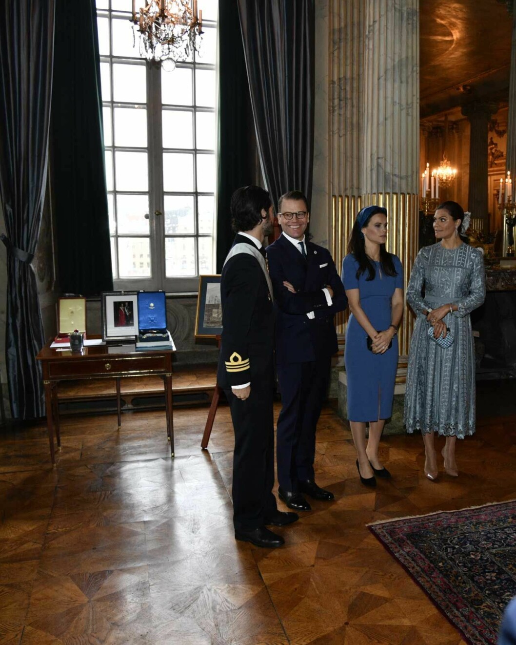 I väntan på presidenten. Bakom ser du bordet med ordnarna. En kort stund senare fick president Mattarella ta emot Serafimerorden. Prins Carl Philip, prins Daniel, prinsessan Sofia och kronprinsessan Victoria I väntan på presidenten. Bakom dem ser du bordet med ordnarna. Bland annat så fick president Mattarella ta emot Serafimerorden.