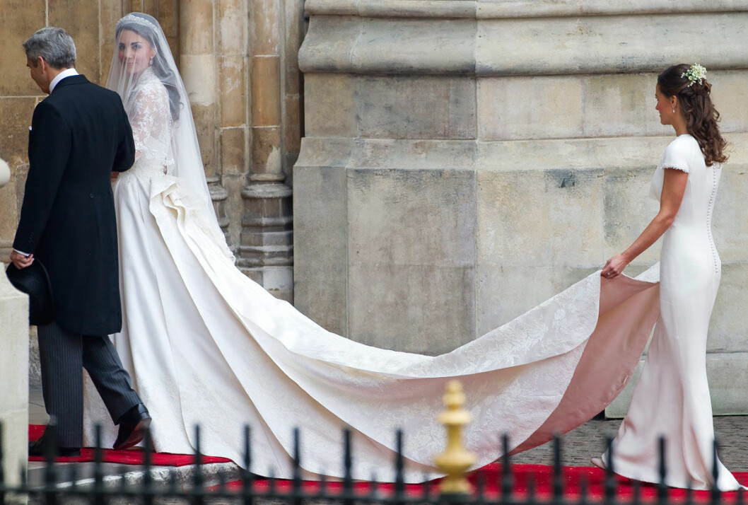 Catherine “Kate” Middleton kom till kyrkan tillsammans med pappa Michel Middleton och lillasyster Philippa “Pippa” Middleton. Brudklänningen kommer från Alexander McQueen och är designad av Sarah Burton. Catherine "Kate" Middleton kom till kyrkan tillsammans med pappa Michel Middleton och lillasyster Philippa "Pippa" Middleton. Brudklänningen kommer från Alexander McQueen och är designad av Sarah Burton.