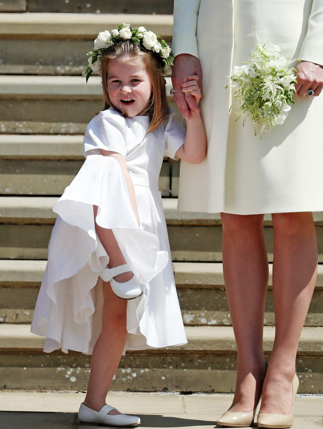 Så här blev det: Charlotte utan strumpor på Meghans bröllop. Prinsessan Charlotte utan strumpr på Meghans bröllop.